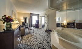 Monte Carlo Inns  Oak - The Mississauga Suite image 4