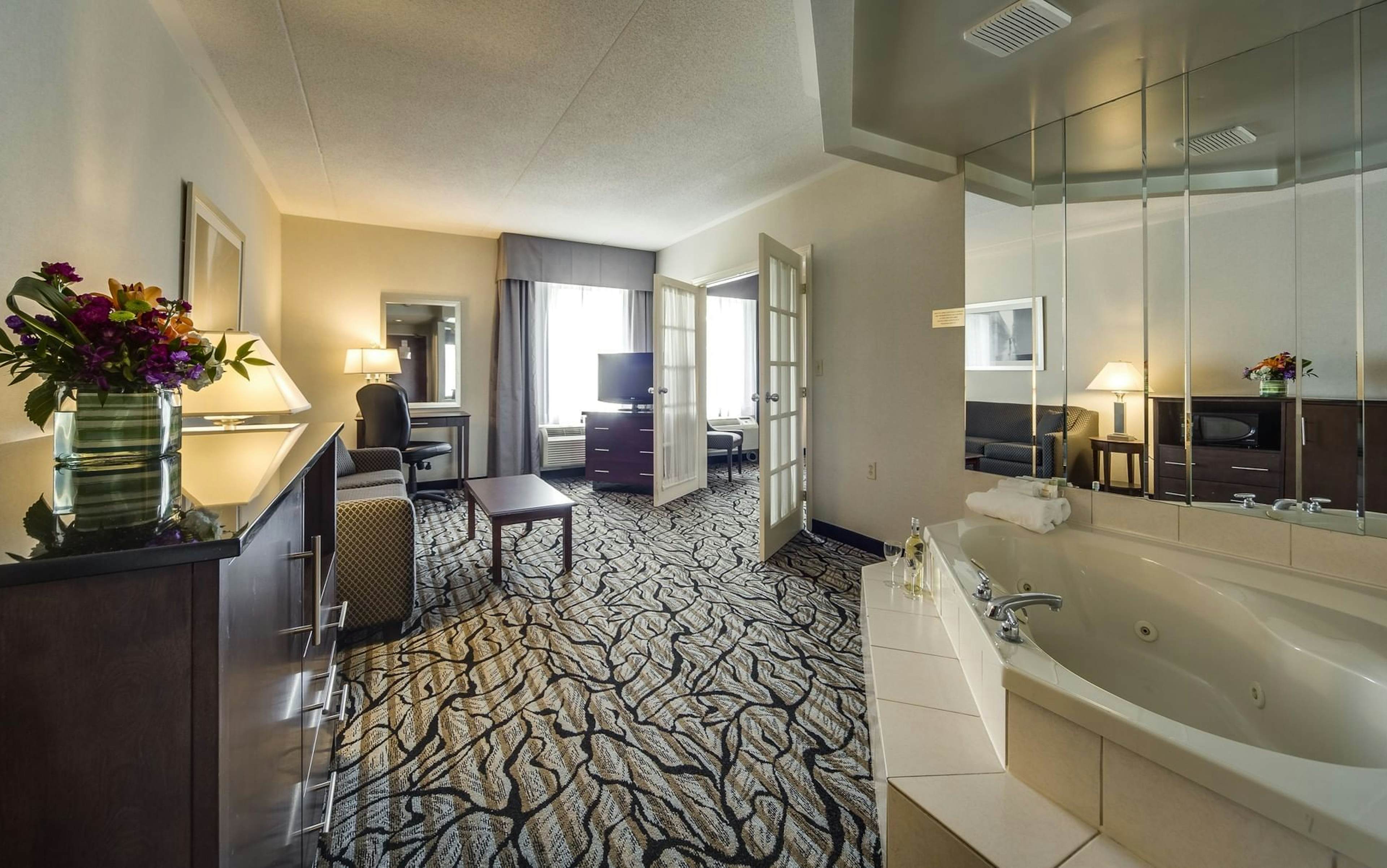 Monte Carlo Inns  Oak - The Mississauga Suite image 1